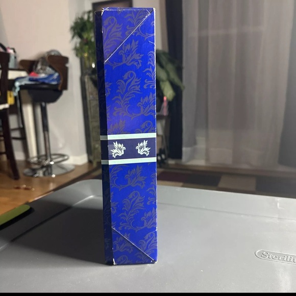 New in box Mattel 1995 Special Edition Avon Winter Velvet Barbie Doll #15571 - Picture 6 of 7